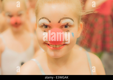 Giovane ballerina vestito con clown trucco, eseguire durante il festival dei bambini, Reykjavik, Islanda Foto Stock