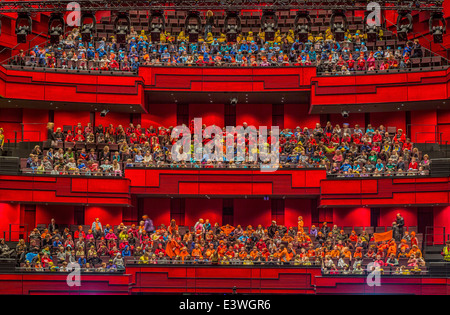 I bambini del pubblico durante i bambini festival culturali, harpa conference e la sala concerti, Reykjavik, Islanda Foto Stock