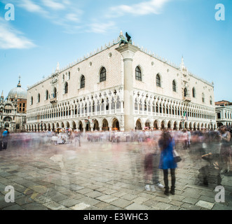 Piazza San Marco a Venezia. Il movimento di persone sfocata sulla piazza Foto Stock