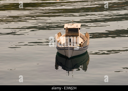 Greco barche da pesca ormeggiate nel porto di Karistos Eubea Grecia Foto Stock