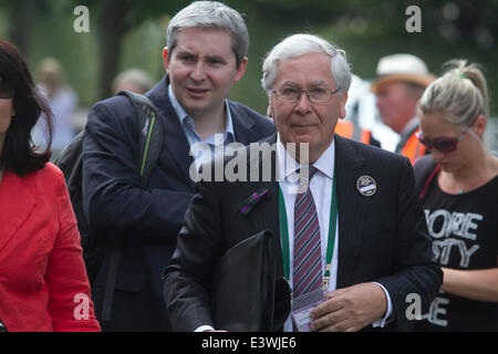 Il torneo di Wimbledon di Londra, Regno Unito. Il 30 giugno 2014. Ex Governatore della Banca d'Inghilterra Mervyn King arriva il giorno sette del 2014 Wimbledon Lawn Tennis championships Credito: amer ghazzal/Alamy Live News Foto Stock