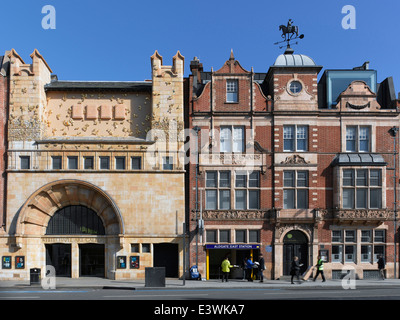 Galleria Whitechapel facciata, con l'albero della vita da Rachel Whiteread, Whitechapel, Londra Foto Stock