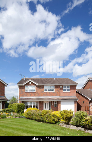 Esterno della casa unifamiliare con garage integrale, Cheshire, Regno Unito Foto Stock