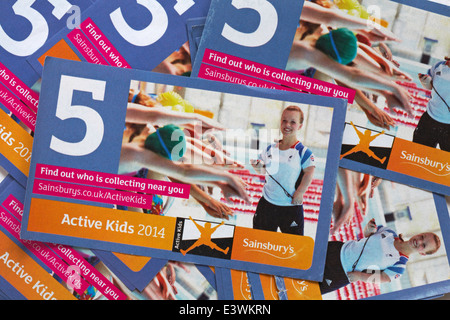 Pila di Sainsbury ci sono ragazzi attivi 2014 vouchers Foto Stock