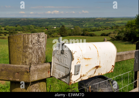 Stati Uniti La cassetta postale di posta sulla fattoria gallese recinzione in campagna Carmarthenshire, Regno Unito Foto Stock