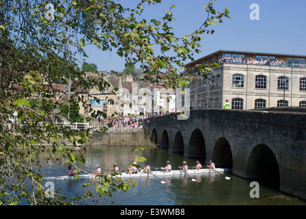 Equipaggio del team sul fiume Avon, Bradford on Avon, Wiltshire, Inghilterra Foto Stock