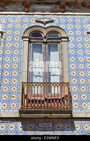 Ceramiche dipinte piastrelle azulejos circondano un vecchio balcone e finestra in Ilhavo, Beira Litoral, Portogallo Foto Stock