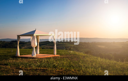 Gazebo bianco in una montagna. Luci di sun. Foto Stock