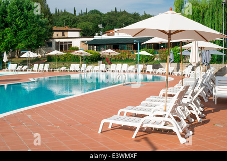 Piscina bianco e sedie a sdraio. Forme arrotondate piscina Foto Stock