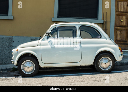 Bianco vintage piccola Fiat Abarth. Peccato la luce Foto Stock
