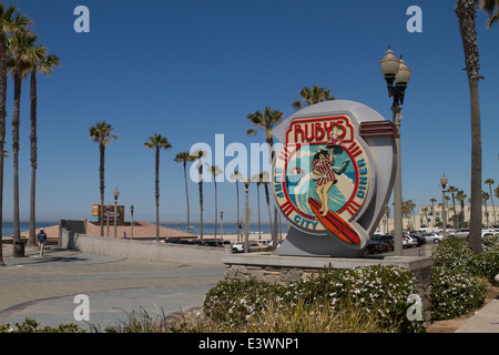 Un segno a Huntington Beach in California per Ruby's ristorante alla fine del molo. Foto Stock