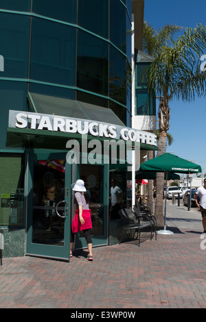 A livello della strada vista dell'esterno di un caffè Starbucks shop in Huntington Beach California Foto Stock