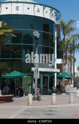 A livello della strada vista dell'esterno di un caffè Starbucks shop in Huntington Beach California Foto Stock