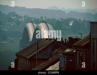 AJAXNETPHOTO. 1989, SALTASH, INGHILTERRA. - BRUNEL SNAKE - PONTE FERROVIARIO PROGETTATO DA ISAMBARD BRUNEL SERPENTI SUL FIUME TAMAR, TRA PLYMOUTH E SALTASH, DEVON E CORNOVAGLIA. FOTO:JONATHAN EASTLAND/AJAX RIF:HDD BRI TAMAR BRUNEL 061 Foto Stock