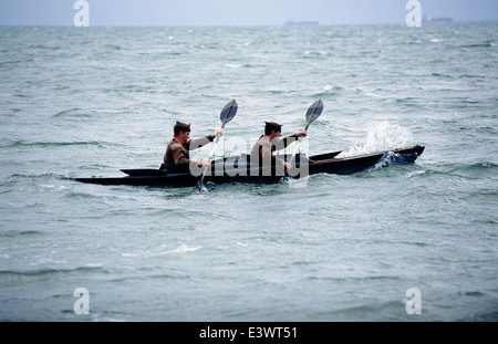 COCKLESHELL HEROES-UNO DEI DUE canoe di replica utilizzato da COMMANDOS NEL 1942 PER UN RAID a Bordeaux. Foto;JONATHAN EASTLAND/AJAX Foto Stock