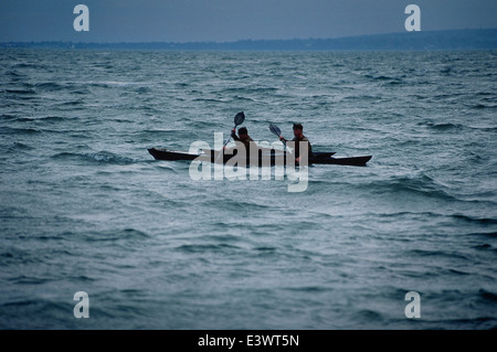 AJAXNETPHOTO 16 OTTOBRE 2007, EASTNEY, PORTSMOUTH, INGHILTERRA. - COCKLESHELL HEROES - UNA DELLE DUE REPLICHE DI CANOE USATE DAI COMMANDOS NEL 1942 PER UN RAID SU BORDEAUX. FOTO;JONATHAN EASTLAND/AJAX Foto Stock