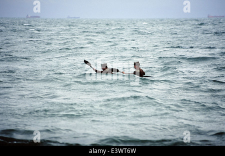 AJAXNETPHOTO 16 OTTOBRE 2007, EASTNEY, PORTSMOUTH, INGHILTERRA. - COCKLESHELL HEROES - UNA DELLE DUE REPLICHE DI CANOE USATE DAI COMMANDOS NEL 1942 PER UN RAID SU BORDEAUX. FOTO;JONATHAN EASTLAND/AJAX Foto Stock