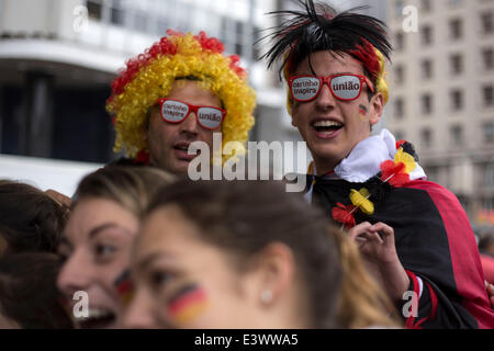 Porto Alegre, Brasile. Il 30 giugno, 2014. I sostenitori di Germania attendere per guardare una partita di 16 match tra Germania e Algeria del 2014 FIFA World Cup, nel centro di Porto Alegre, Brasile, il 30 giugno 2014. © Xinhua/Alamy Live News Foto Stock