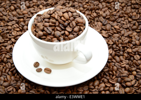 Cup con i chicchi di caffè su un piattino Foto Stock