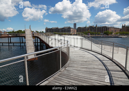 Kalvebod Waves, Kalvebod Bølge, un nuovo ed eccitante lungomare a Kalvebod Brygge, nel porto interno di Copenhagen, Danimarca. Progettazione JDS / Agenzia urbana. Foto Stock