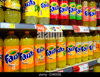 Bottiglie di bevande analcoliche in un supermercato uk Foto Stock