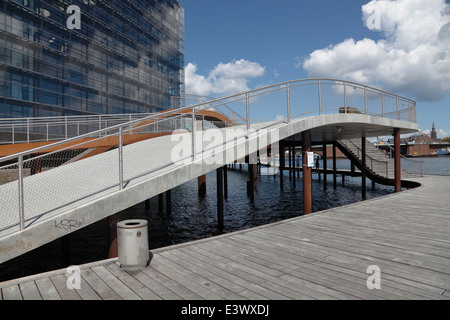 Kalvebod onde o Kalvebod Bølge è un eccitante nuovo lungomare a Kalvebod Brygge nel porto di Copenhagen, Danimarca. Progettazione JDS Foto Stock