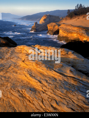 Stati Uniti d'America, Oregon, tre promontori Percorso panoramico, Cape Kiwanda Stato Area Naturale, Costa di arenaria Foto Stock