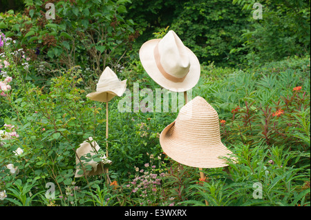 Cappelli appesi su supporti di piante per la sicurezza. Foto Stock