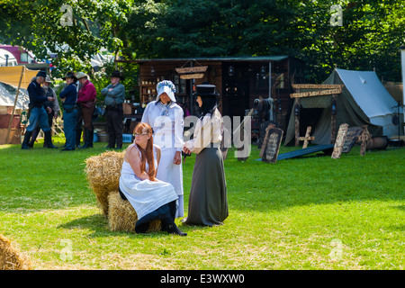 Regno Unito Leek, Staffordshire, Inghilterra. Il 22 giugno 2014, un weekend occidentale. donne abbigliate in western americano costume in chat. Foto Stock