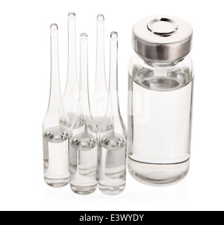 Medical fiale per iniezione su sfondo bianco isolare Foto Stock