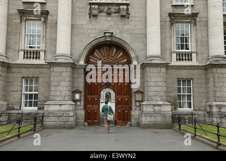 Immagine della parte frontale cancelli di ingresso al Trinity College di Dublino. L'originale 200 anno porte antiche sono state recentemente riparata Foto Stock