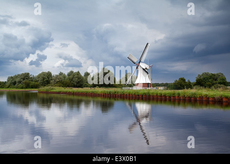 Il mulino a vento di bianco oltre il cielo velato, Paesi Bassi Foto Stock