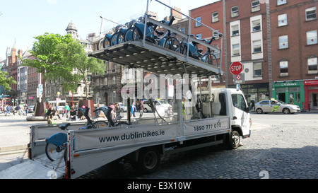 Le biciclette sono caricati sul retro di un furgone Dublinbikes vicino alla banca centrale nel centro della città di Dublino Foto Stock