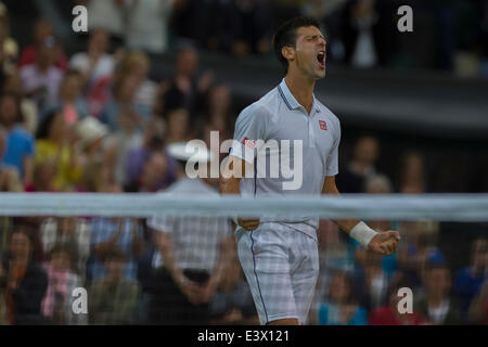 Londra, Regno Unito. Il 30 giugno, 2014. Campionati di Wimbledon Giorno Sette Novak Djokovic di Serbia reagisce dopo aver vinto la partita contro Tsonga Jo-Wilfried della Francia durante il giorno sette uomini singoli quarto round in abbinamento alla Wimbledon Tennis campionati a tutti England Lawn Tennis Club di Londra, Regno Unito Credito: Azione Sport Plus/Alamy Live News Foto Stock