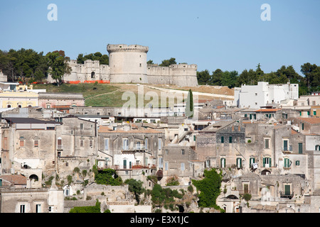 Vista di Matera e il castello, Basilicata, Italia, Europa Foto Stock