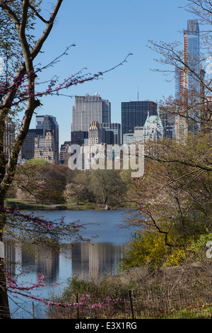 Midtown Skyline e il lago, al Central Park di New York, Stati Uniti d'America Foto Stock
