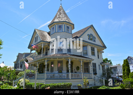 Questa casa si trova nel quartiere storico di Cape May a Cape May, New Jersey, una regione conosciuta per la sua architettura ben conservata del XIX secolo e le case in stile vittoriano. Foto Stock