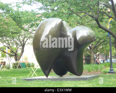 La scultura "a tre vie numero di pezzo uno:punti" di Henry Moore, 1964, visualizzata sul Franklin Parkway vicino Piazza di Logan in Phila Foto Stock