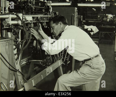 Questa foto mostra il processo di incollaggio del B-58 Hustler presso lo stabilimento di aeromobili Consolidated/Convair a San Diego. Il B-58 era un bombardiere strategico supersonico utilizzato dalla U.S. Air Force durante la Guerra fredda. Foto Stock