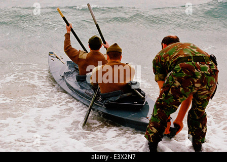 COCKLESHELL HEROES-UNO DEI DUE canoe di replica utilizzato da COMMANDOS NEL 1942 PER UN RAID a Bordeaux. Foto;JONATHAN EASTLAND/AJAX Foto Stock