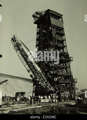 Questa immagine illustra i test condotti da Convair/General Dynamics sul cassone di sollevamento Atlas presso il Sycamore Canyon. La ricerca ha contribuito allo sviluppo del volo spaziale e ai test aerodinamici per i futuri veicoli spaziali. Foto Stock
