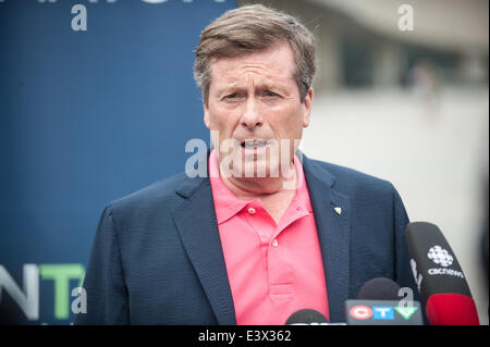 Toronto, Canada. Il 30 giugno, 2014. Mayoral candidate John Tory indirizzi media dopo Rob Ford scuse. Rob Ford restituito da rehab di lavorare a Toronto City Hall, dove ha riunito un gruppo selezionato di giornalisti a recitare un scuse per i colleghi, il pubblico e la sua famiglia. Credito: Victor Biro/Alamy Live News Foto Stock