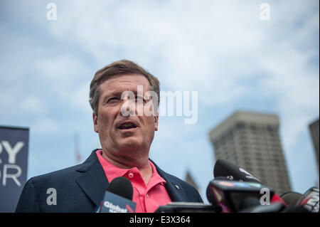 Toronto, Canada. Il 30 giugno, 2014. Mayoral candidate John Tory indirizzi media dopo Rob Ford scuse. Rob Ford restituito da rehab di lavorare a Toronto City Hall, dove ha riunito un gruppo selezionato di giornalisti a recitare un scuse per i colleghi, il pubblico e la sua famiglia. Credito: Victor Biro/Alamy Live News Foto Stock