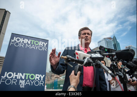 Toronto, Canada. Il 30 giugno, 2014. Mayoral candidate John Tory indirizzi media dopo Rob Ford scuse. Rob Ford restituito da rehab di lavorare a Toronto City Hall, dove ha riunito un gruppo selezionato di giornalisti a recitare un scuse per i colleghi, il pubblico e la sua famiglia. Credito: Victor Biro/Alamy Live News Foto Stock