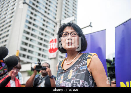 Toronto, Canada. Il 30 giugno, 2014. Mayoral candidate Olivia Chow indirizzi media dopo Rob Ford scuse. Rob Ford restituito da rehab di lavorare a Toronto City Hall, dove ha riunito un gruppo selezionato di giornalisti a recitare un scuse per i colleghi, il pubblico e la sua famiglia. Credito: Victor Biro/Alamy Live News Foto Stock