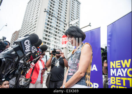 Toronto, Canada. Il 30 giugno, 2014. Mayoral candidate Olivia Chow indirizzi media dopo Rob Ford scuse. Rob Ford restituito da rehab di lavorare a Toronto City Hall, dove ha riunito un gruppo selezionato di giornalisti a recitare un scuse per i colleghi, il pubblico e la sua famiglia. Credito: Victor Biro/Alamy Live News Foto Stock