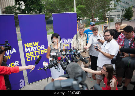 Toronto, Canada. Il 30 giugno, 2014. Mayoral candidate Olivia Chow indirizzi media dopo Rob Ford scuse. Rob Ford restituito da rehab di lavorare a Toronto City Hall, dove ha riunito un gruppo selezionato di giornalisti a recitare un scuse per i colleghi, il pubblico e la sua famiglia. Credito: Victor Biro/Alamy Live News Foto Stock