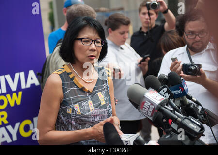 Toronto, Canada. Il 30 giugno, 2014. Mayoral candidate Olivia Chow indirizzi media dopo Rob Ford scuse. Rob Ford restituito da rehab di lavorare a Toronto City Hall, dove ha riunito un gruppo selezionato di giornalisti a recitare un scuse per i colleghi, il pubblico e la sua famiglia. Credito: Victor Biro/Alamy Live News Foto Stock