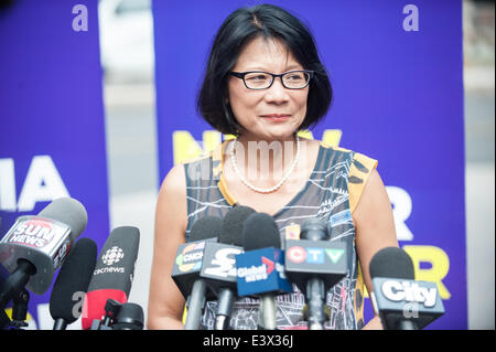 Toronto, Canada. Il 30 giugno, 2014. Mayoral candidate Olivia Chow indirizzi media dopo Rob Ford scuse. Rob Ford restituito da rehab di lavorare a Toronto City Hall, dove ha riunito un gruppo selezionato di giornalisti a recitare un scuse per i colleghi, il pubblico e la sua famiglia. Credito: Victor Biro/Alamy Live News Foto Stock