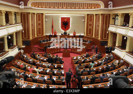 Tirana, Albania. Il 30 giugno, 2014. Il Presidente della Commissione europea José Manuel Barroso risolve il parlamento albanese durante la sua visita a Tirana, Albania, il 30 giugno 2014. Jose Manuel Barroso ha affermato lunedì l'avvio di una nuova fase per l'Albania che può aprire Unione Europea (UE) i negoziati di adesione verrà dopo un monitoraggio realistico oltre le riforme adottate dal governo albanese. © Xinhua/Alamy Live News Foto Stock